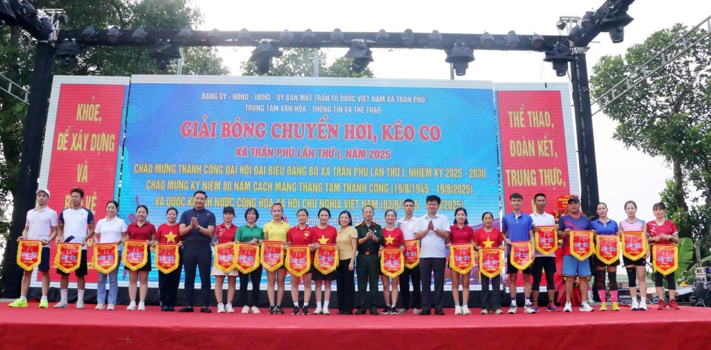 Cùng với chương trình ca nhạc, nhiều hoạt động thể dục thể thao cũng được xã Trần Phú tổ chức tạo sân chơi sôi nổi cho toàn dân trên địa bàn