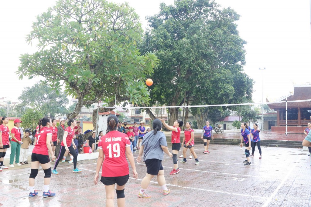 Những màn tranh tài sôi nổi được người dân cổ vũ nhiệt tình