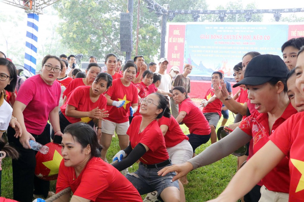 Các thầy cô thuộc những trường học xã Trần Phú thi kéo co