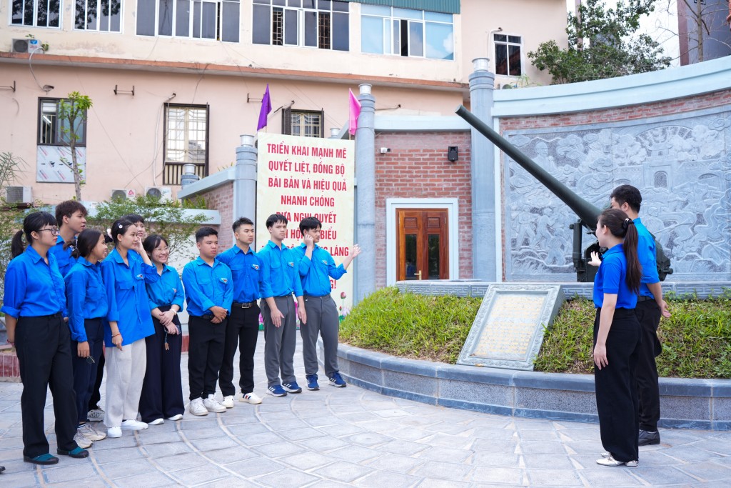 Các đoàn viên được lắng nghe về di tích lịch sử Pháo đài Láng - niềm tự hào của người dân phường Láng