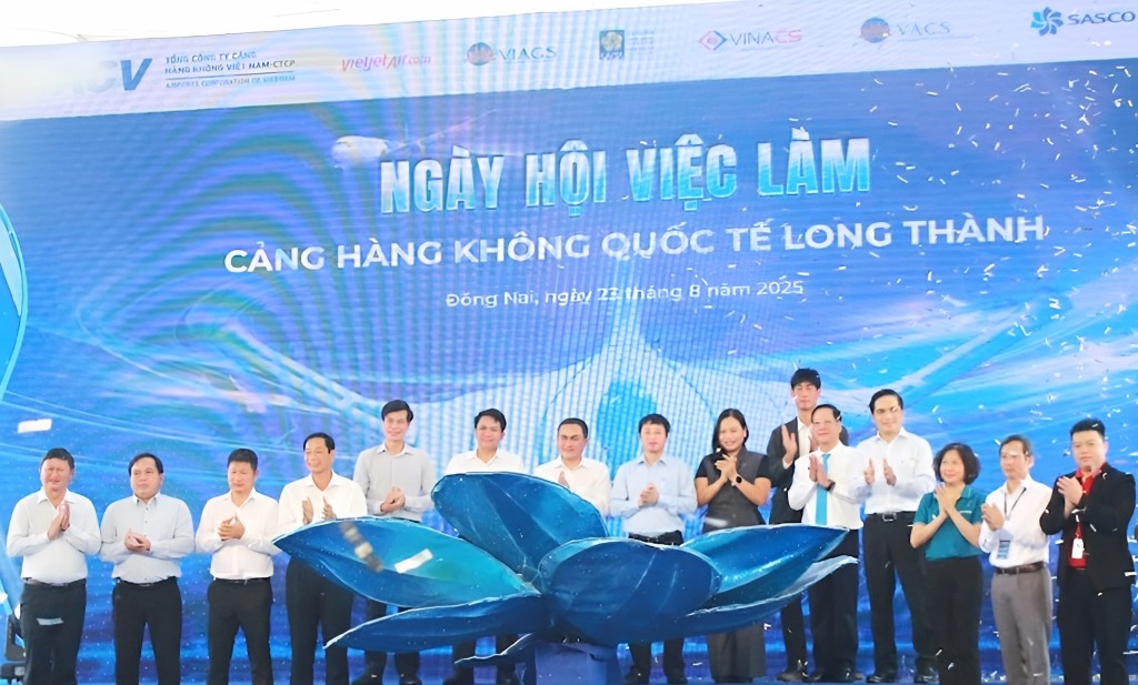 Các đại biểu khai mạc ngày hội việc làm