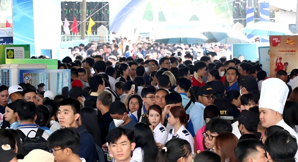 hơn 2 ngàn học sinh, sinh viên các trường THPT, cao đẳng, đại học tỉnh Đồng Nai và TP Hồ Chí Minh đến tham gia trực tiếp
