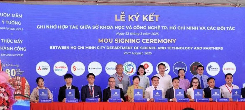 Lãnh đạo Sở Khoa học Công nghệ TP.Hồ Chí Minh ký kết ghi nhớ hợp tác với các đối tác tại buổi lễ