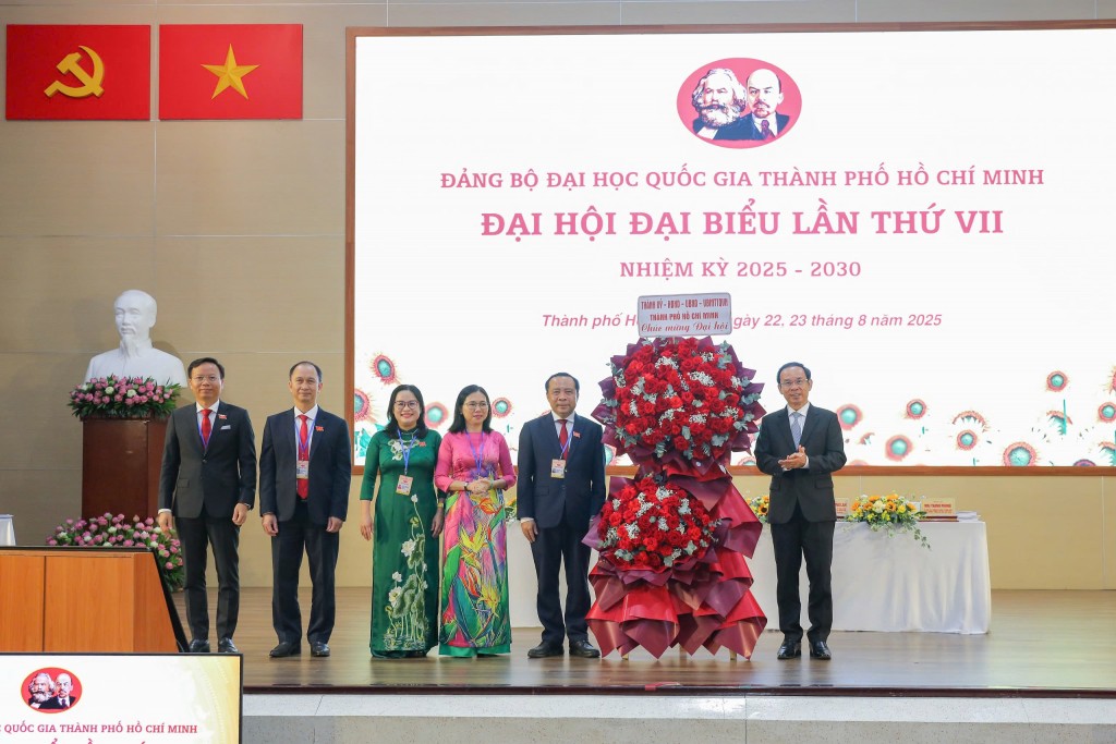 Ủy viên Bộ Chính trị, Bí thư Thành ủy TP Hồ Chí Minh Nguyễn Văn Nên (ngoài cùng bên phải) tặng hoa chúc mừng Ban Chấp hàng Đảng bộ ĐHQG TP Hồ Chí Minh nhiệm kỳ 2025 - 2030.