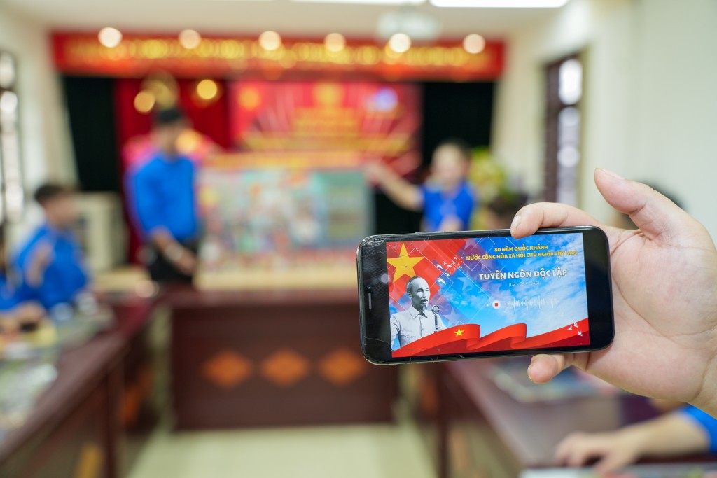 Người dân có thể quét mã QR trên bảng tin để nghe lại bản ghi âm lịch sử Bản Tuyên ngôn Độc lập do Chủ tịch Hồ Chí Minh đọc ngày 2/9/1945 tại Quảng trường Ba Đình.