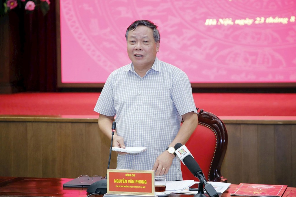 Phó Bí thư Thường trực Thành ủy Hà Nội Nguyễn Văn Phong phát biểu trao đổi, chỉ đạo tại hội nghị. Ảnh: Viết Thành