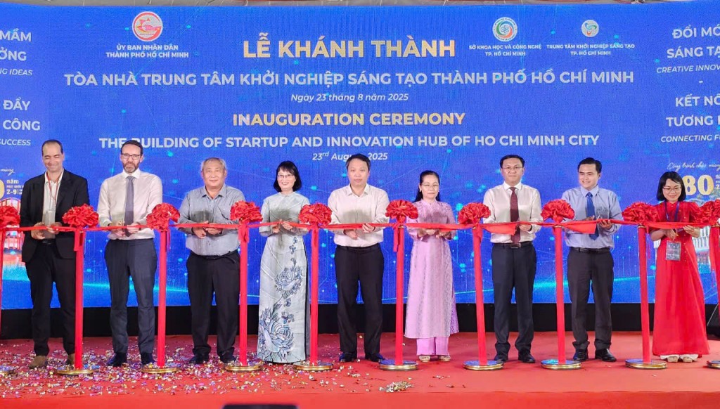 Bà Trần Thị Diệu Thúy, Phó Chủ tịch UBND TP HCM cùng các đại biểu cắt băng khánh thành