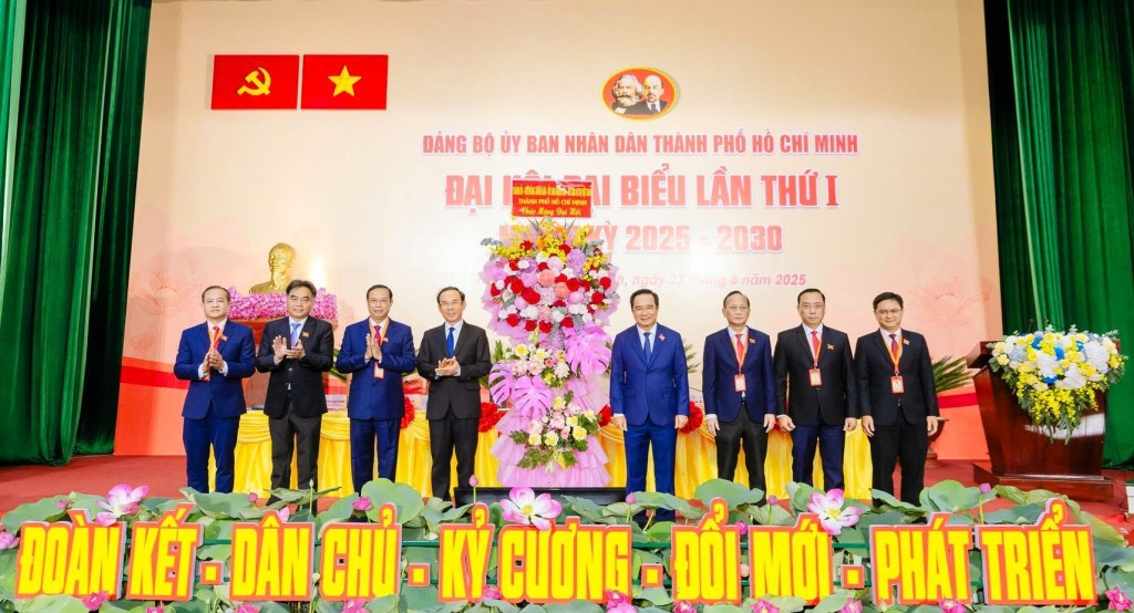 Bí thư Thành ủy TP Hồ Chí Minh Nguyễn Văn Nên tặng hoa chúc mừng Đại hội