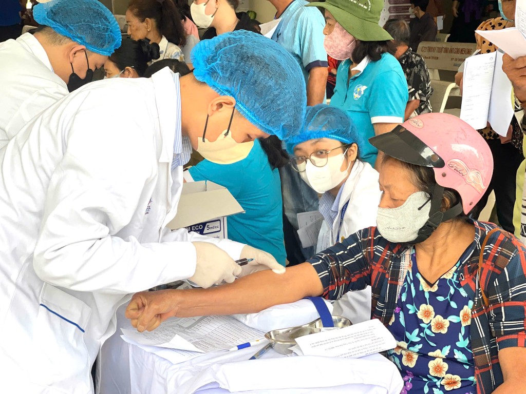 Y, bác sĩ khám bệnh cho bà con 