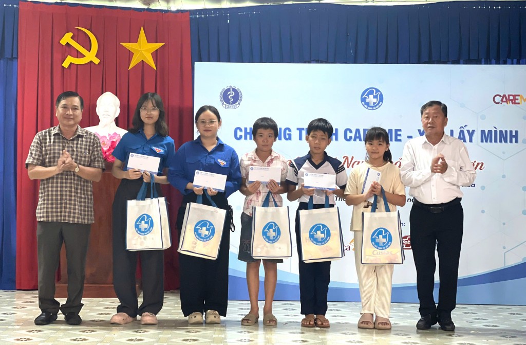 Đại diện Ban Tổ chức trao quà tới người dân và thanh thiếu niên