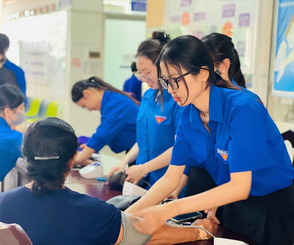 Thanh niên tình nguyện hỗ trợ người dân khám sức khoẻ