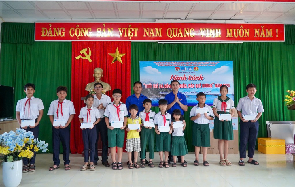 Thành đoàn Đà Nẵng trao tặng 30 suất quà cho thiếu nhi 