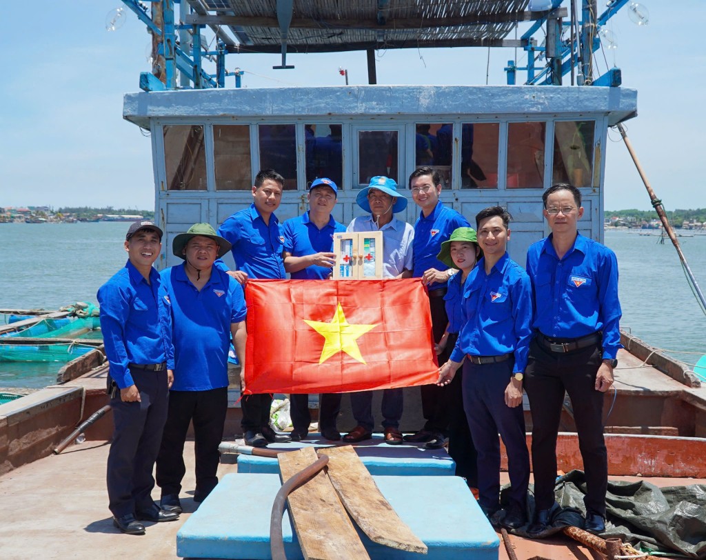 Trao tặng các phần quà ý nghĩa cho bà con ngư dân xã đảo Tam Hải 