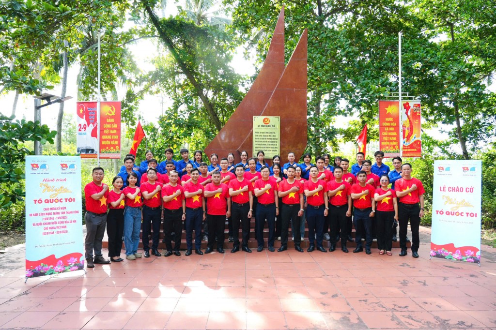 Thành đoàn Đà Nẵng vừa tổ chức hành trình “Tuổi trẻ Đà Nẵng với biển, đảo quê hương” năm 2025 