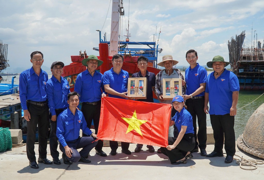 Hoạt động sẻ chia giúp người dân vùng biển, đảo giảm bớt khó khăn 