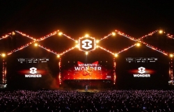 Bùng nổ với hơn 50.000 khán giả bất chấp cơn mưa bất chợt