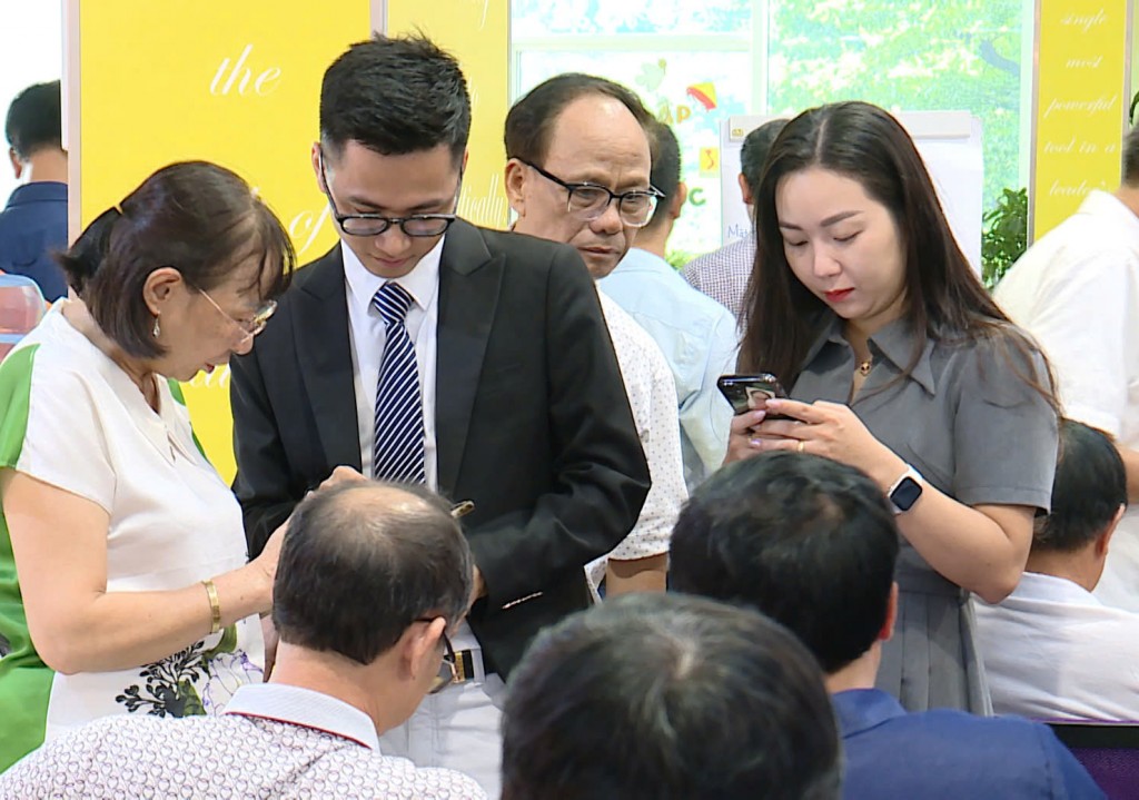 Giảng viên hướng dẫn thực hành trên điện thoại thông minh