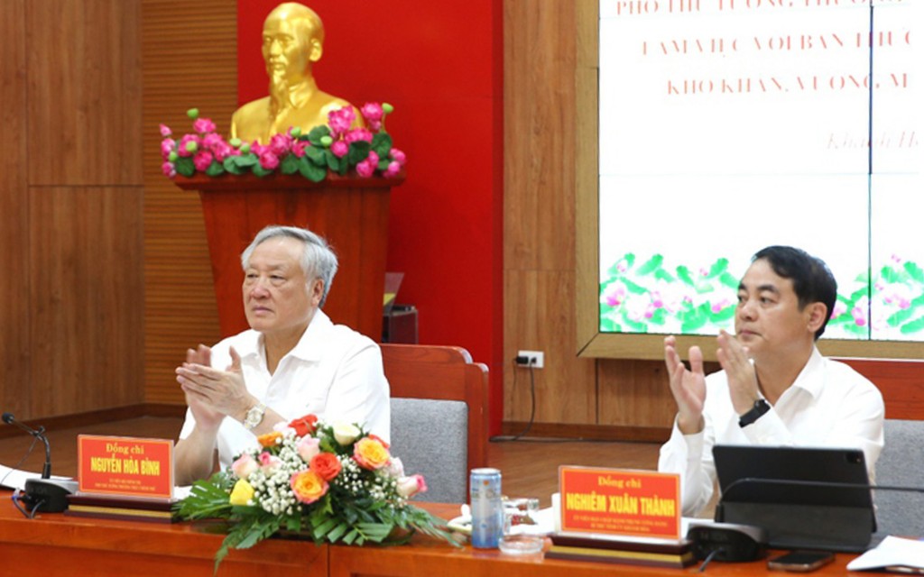 Phó Thủ tướng Thường trực Chính phủ Nguyễn Hòa Bình đánh giá cao Khánh Hòa đã chấp hành nghiêm túc chỉ đạo của Bộ Chính trị trong xử lý, tháo gỡ khó khăn, vướng mắc cho các dự án tồn đọng - Ảnh: VGP/Nguyễn Hoàng