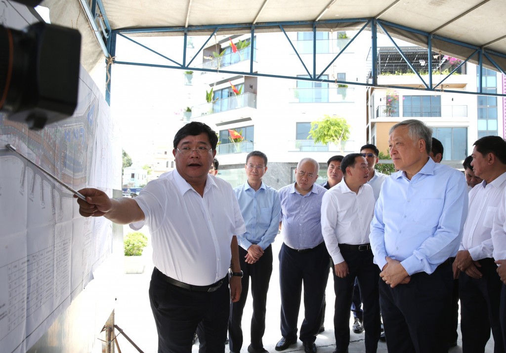 Phó Thủ tướng Thường trực Chính phủ Nguyễn Hòa Bình thị sát, kiểm tra thực địa, nghe báo cáo dự án Khu dân cư Cồn Tân Lập, phường Nha Trang - Ảnh: VGP/Nguyễn Hoàng