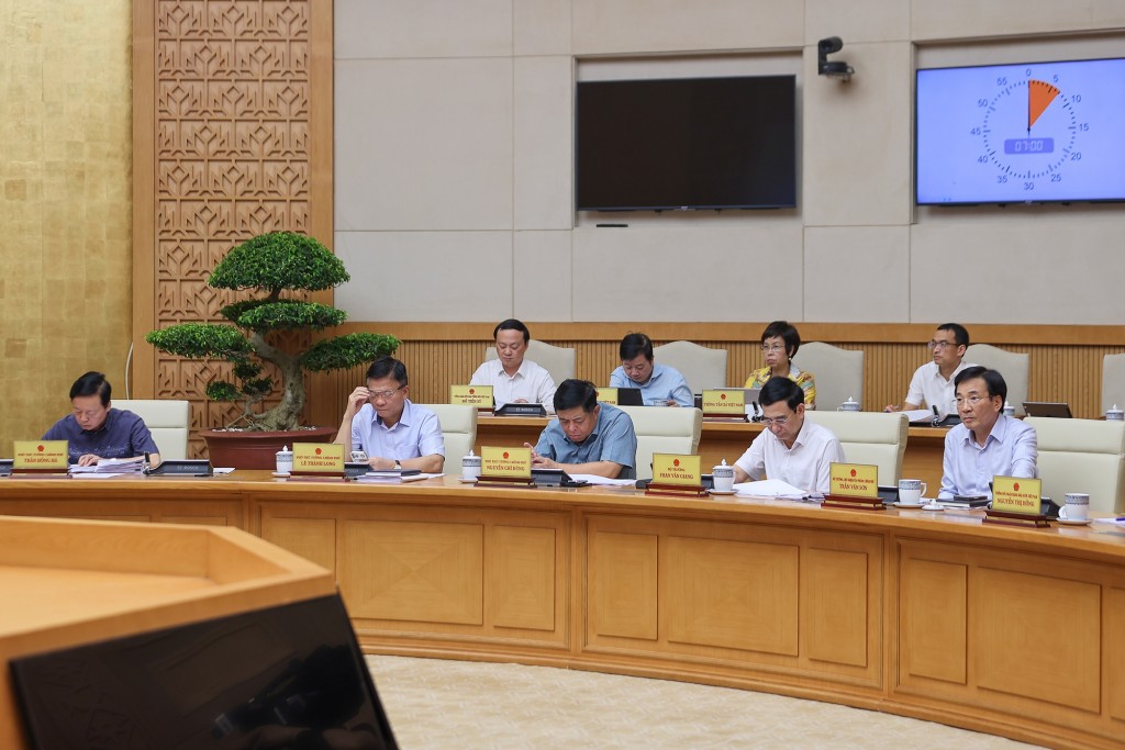 Thủ tướng yêu cầu các Phó Thủ tướng Chính phủ, lãnh đạo các bộ, ngành, địa phương cấp tỉnh và cấp huyện tích cực, chủ động, tháo gỡ khó khăn, giải quyết công việc theo thẩm quyền- Ảnh: VGP/Nhật Bắc