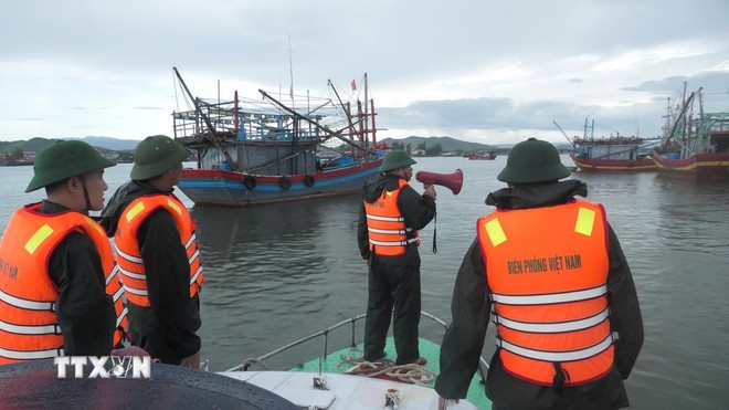Bộ đội Biên phòng các đồn, trạm tại tỉnh Quảng Trị sắp xếp, kêu gọi tàu thuyền vào bờ tránh, trú bão. (Ảnh: TTXVN phát)