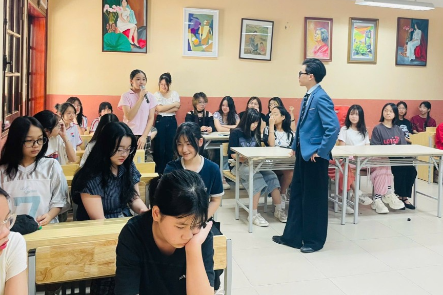 Các em học sinh giao lưu, học hỏi để 