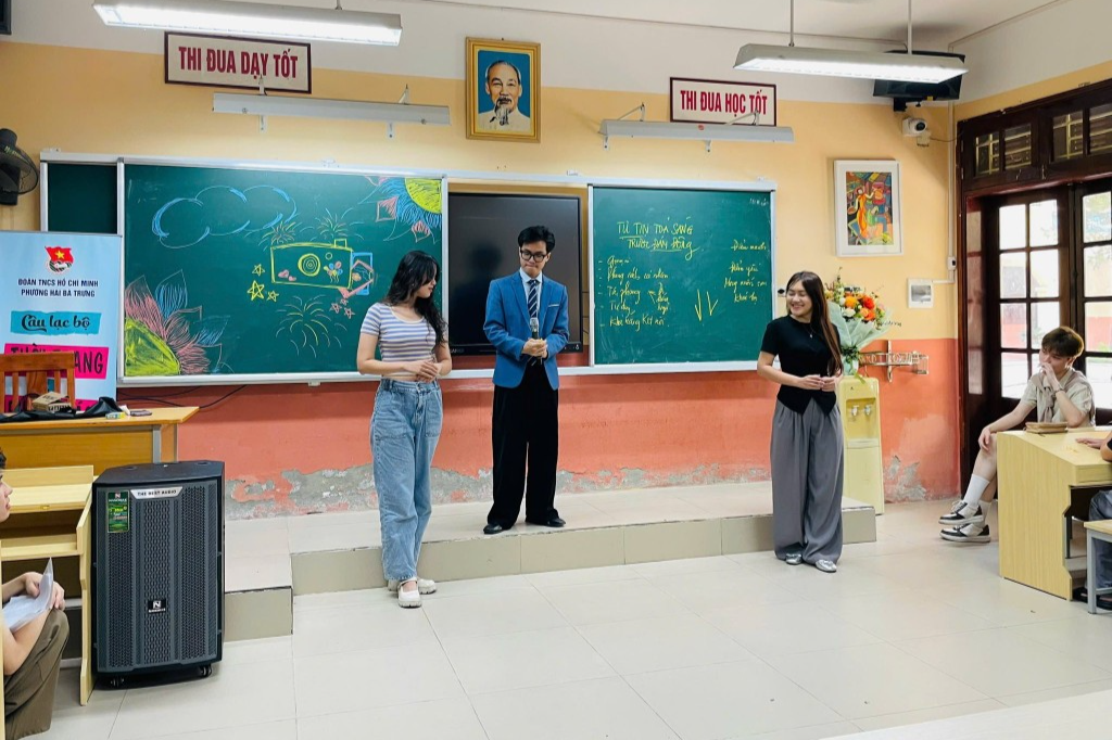 Tình nguyện viên hướng dẫn cách đi đứng, phối đồ 