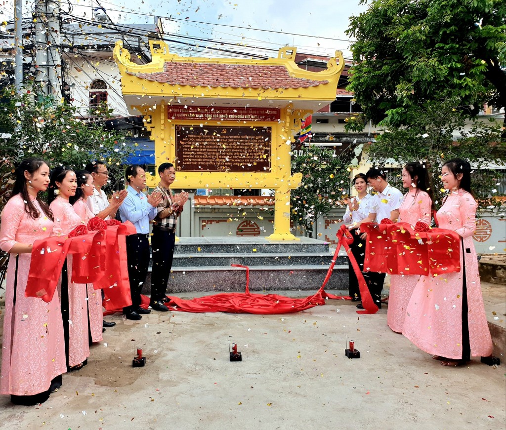 Các đại biểu thực hiện nghi lễ khánh thành, gắn bia địa điểm lưu niệm cách mạng