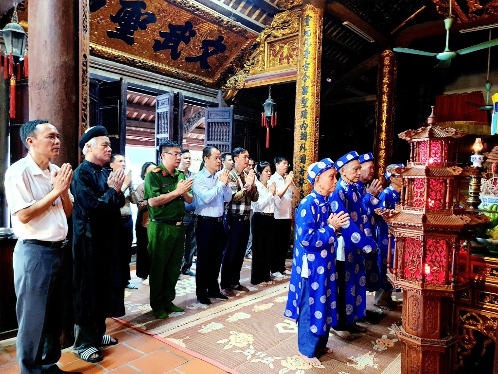 Các đại biểu dâng hương 