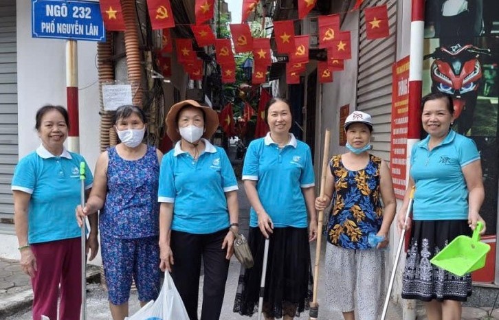 Hàng trăm phụ nữ chung tay dọn sạch ngõ phố, làm đẹp Thủ đô