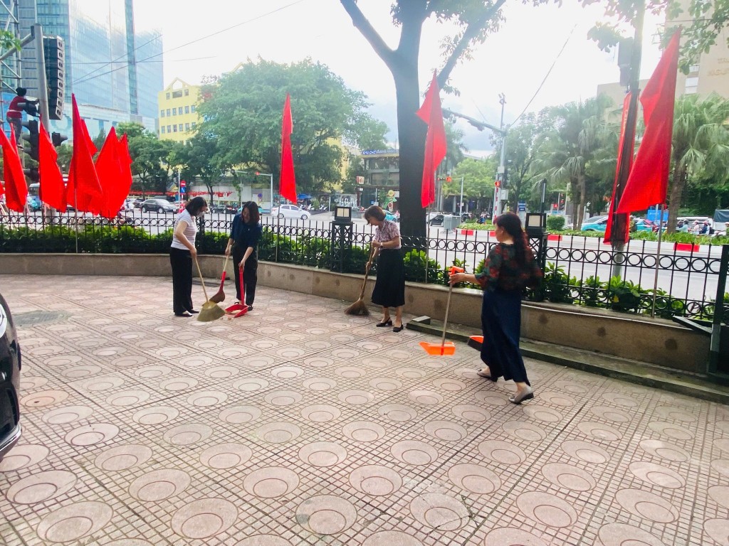Hàng trăm phụ nữ chung tay dọn sạch ngõ phố, làm đẹp Thủ đô