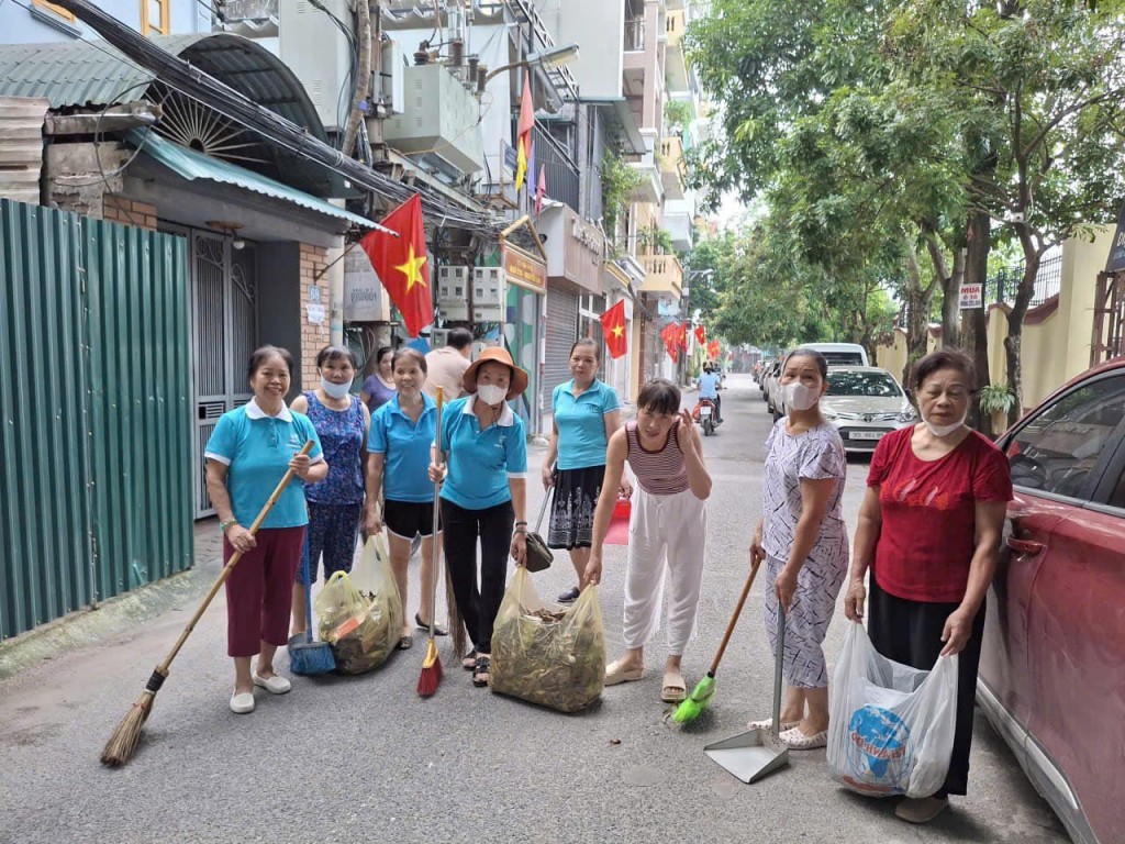 Hàng trăm phụ nữ chung tay dọn sạch ngõ phố, làm đẹp Thủ đô