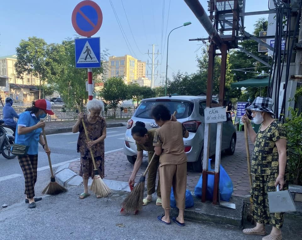 Hàng trăm phụ nữ chung tay dọn sạch ngõ phố, làm đẹp Thủ đô