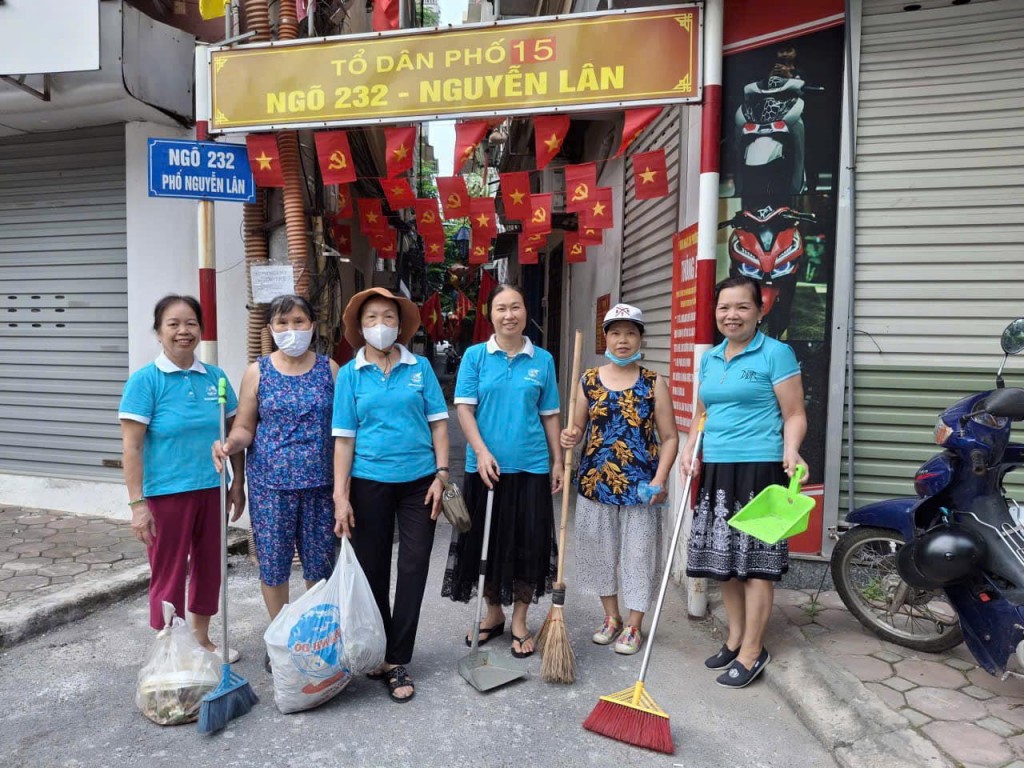 Hàng trăm phụ nữ chung tay dọn sạch ngõ phố, làm đẹp Thủ đô