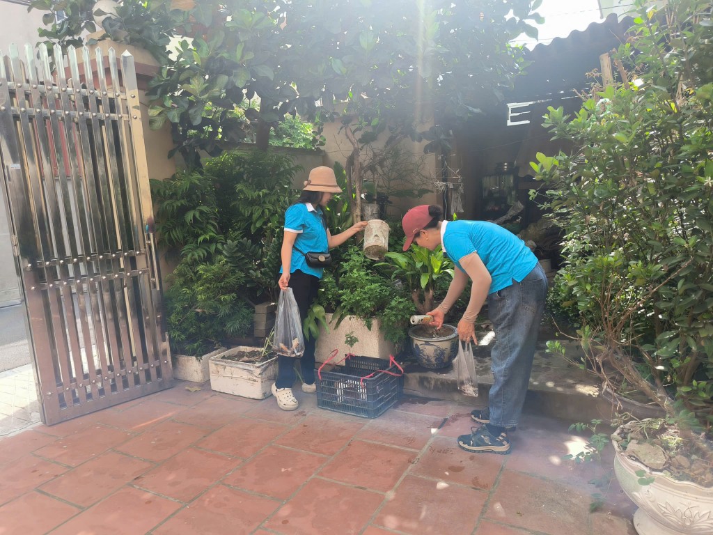 Hàng trăm phụ nữ chung tay dọn sạch ngõ phố, làm đẹp Thủ đô