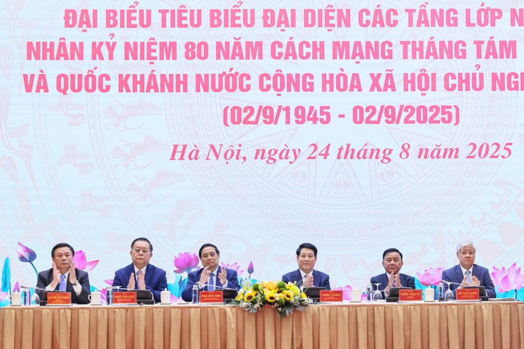 Chủ tịch nước Lương Cường, Thủ tướng Chính phủ Phạm Minh Chính cùng các đồng chí Ủy viên Bộ Chính trị gặp mặt các đại biểu, đại diện các tầng lớp nhân dân. Ảnh: Quang Vinh.