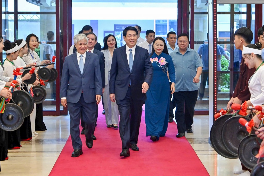 Chủ tịch nước Lương Cường, Chủ tịch UBTƯ MTTQ Việt Nam Đỗ Văn Chiến và các đại biểu tham dự chương trình gặp mặt. Ảnh: Quang Vinh.
