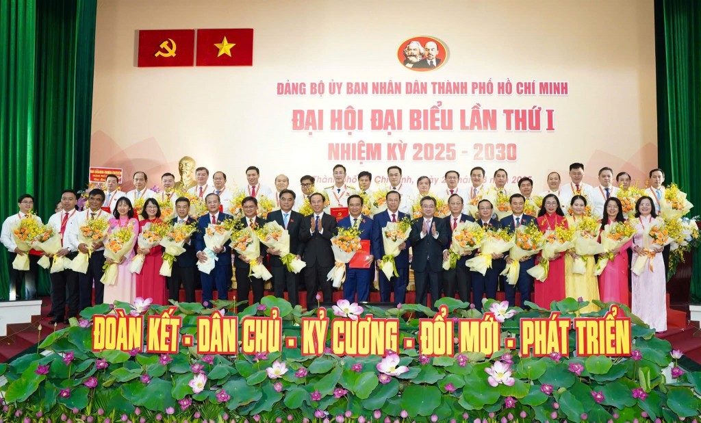 Bí thư Thành ủy TPHCM Nguyễn Văn Nên và Phó Bí thư Thường trực Thành ủy Nguyễn Thanh Nghị trao hoa chúc mừng 41 thành viên Ban Chấp hành Đảng bộ UBND TPHCM khóa I
