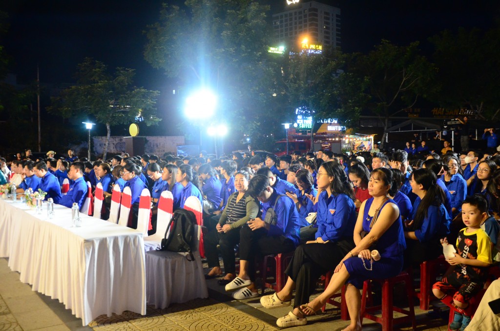 Hơn 3.000 đoàn viên, thanh niên, khách du lịch và người dân có mặt Công viên bờ Đông cầu Rồng 