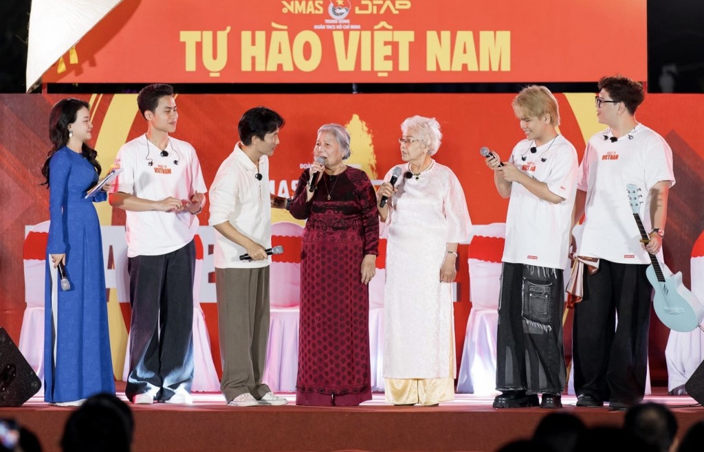 NSƯT Ca Lê Hồng và NSƯT Lê Thiện, hai nghệ sĩ từng tham gia đoàn văn công biểu diễn ở khắp các chiến trường phục vụ bộ đội xuất hiện trên sân khấu