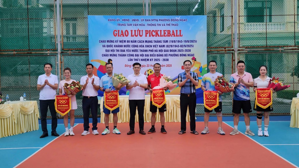 Các đồng chí Lãnh đạo Phường lên tặng hoa và cờ cho các đội tham gia giao lưu Các đồng chí Lãnh đạo Phường lên tặng hoa và cờ cho các đội tham gia giao lưu