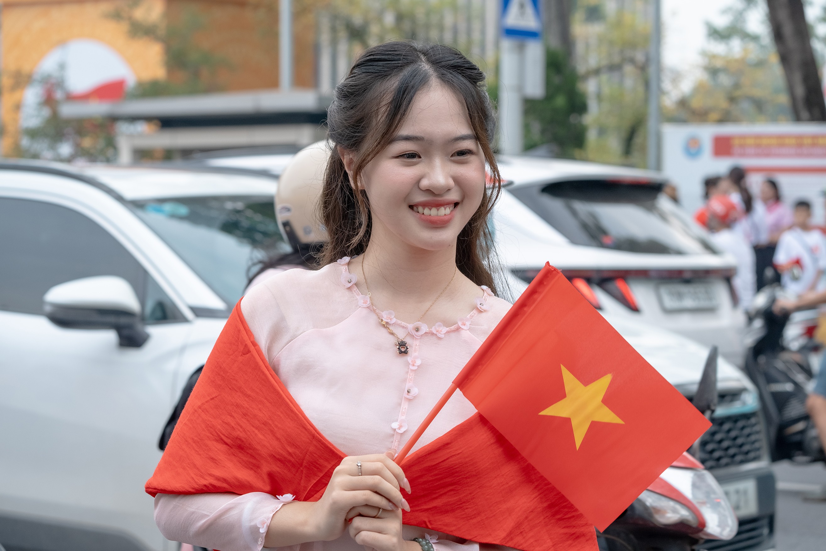 Các bạn trẻ tranh thủ chụp check-in khi máy bay ngang qua Quảng trường Ba Đình