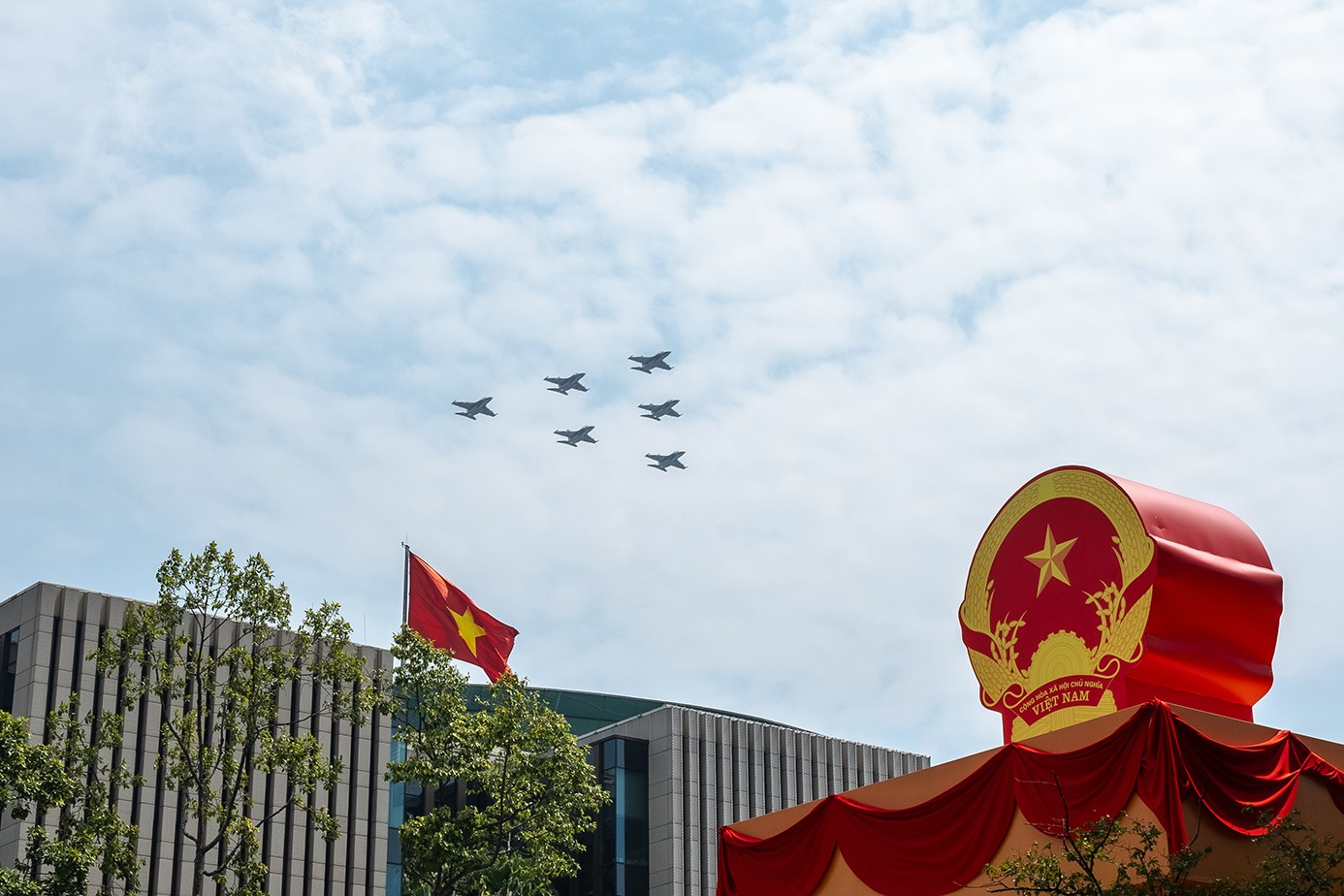 Biên đội 5 chiếc tiêm kích Su30-MK2 bay qua bầu trời quảng trường Ba Đình.