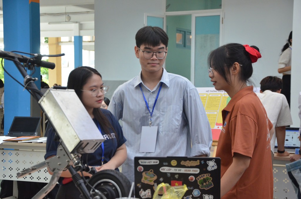Ngày hội Khởi nghiệp Đổi mới sáng tạo và chung kết Cuộc thi Startup Runway 2025 thu hút đông đảo sinh viên tham gia