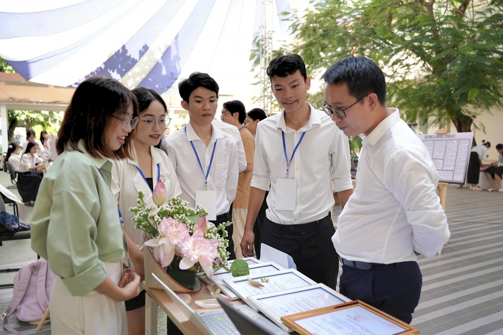 Các nhóm sinh viên mang đến ngày hội nhiều ý tưởng khởi nghiệp đổi mới sáng tạo