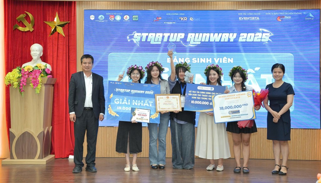 Ban Tổ chức trao giải Nhất cho đội thi có thành tích xuất sắc ở bảng thi khối sinh viên