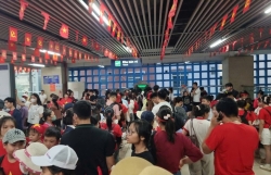 Đỏ rực sắc cờ, đưa dòng người về Ba Đình xem tổng duyệt