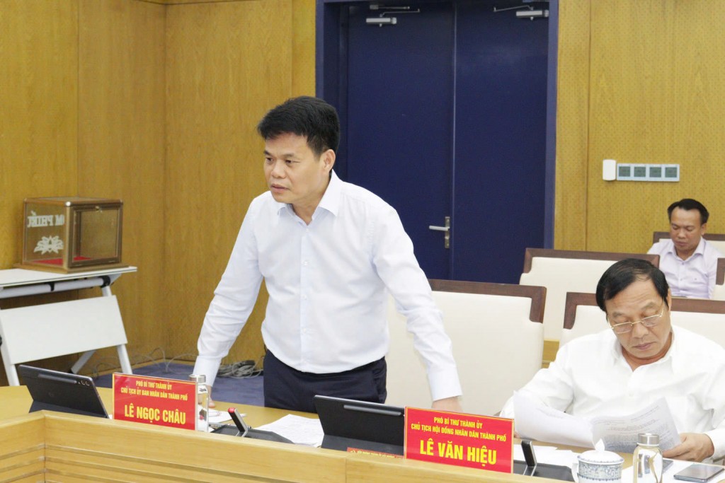 Đồng chí Lê Ngọc Châu, Phó Bí thư Thành uỷ, Chủ tịch UBND thành phố phát biểu ý kiến tại phiên họp lấy ý kiến