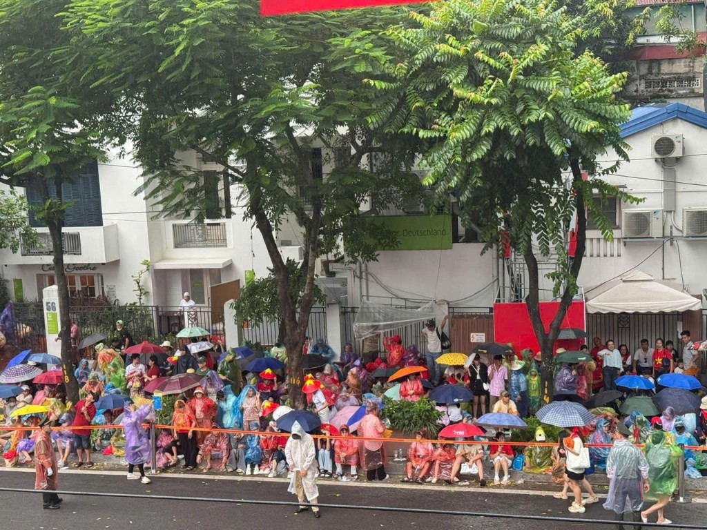 Nhiều bạn trẻ mậcos, mang khăn, đội nón cờ đỏ sao vanngf để thể hiện niềm tự hào dân tộc