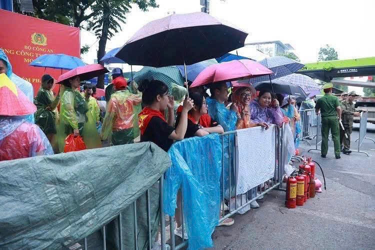 Dù trời mưa nhưng không làm giảm sự phấn khởi, rạo rực lòng tự hào dân tộc của mọi người